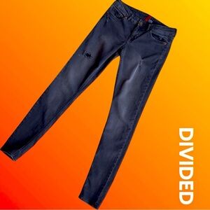 DIVIDED distressed jeans